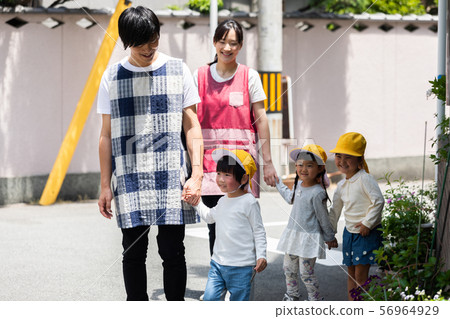 托兒所老師和孩子們散步 56964929
