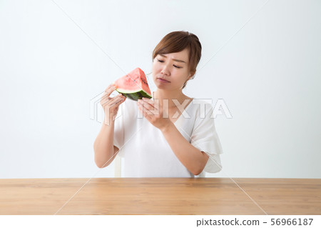 A woman to eat 56966187
