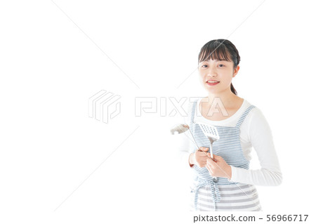 年輕女子做飯 年輕女子做飯 56966717