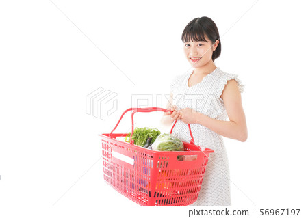 做超級購物的少婦 56967197