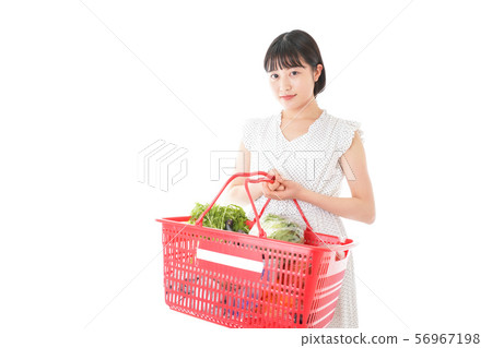 做超級購物的少婦 56967198