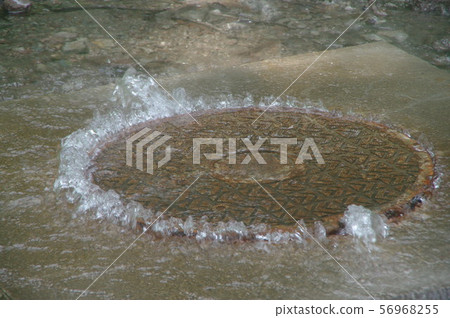 一個滿是水的沙井 56968255