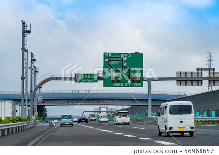 滋賀縣,在名神高速公路,瀨田東交界處運行的汽車 滋賀縣,在名神高速公路,瀨田東交界處運行的汽車 56968657