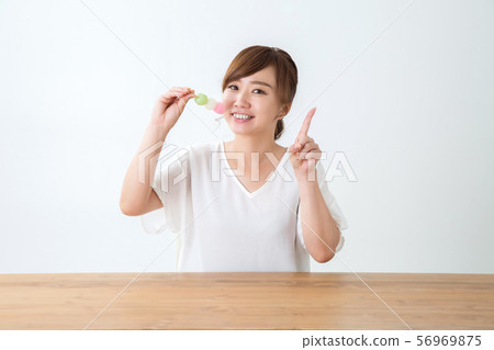一個女人吃 一個女人吃 56969875