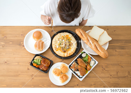 一個女人吃 一個女人吃 56972982