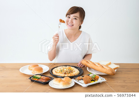 A woman to eat 56973844