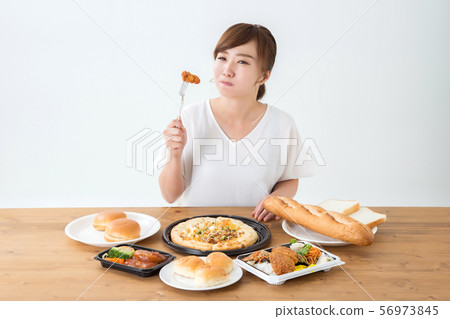 A woman to eat 56973845