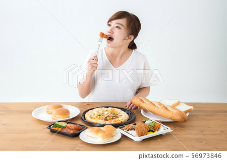 A woman to eat 56973846