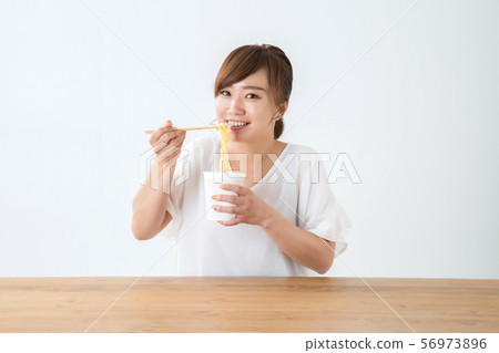 一個女人吃 56973896