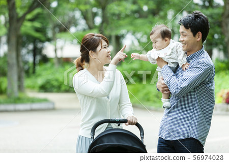 3個家庭在公園散步 56974028