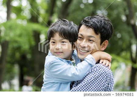 Father holding children 56974081