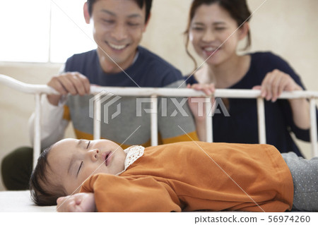 一對夫婦看著一個嬰兒 56974260