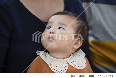 一對夫婦抱著一個嬰兒 56974264