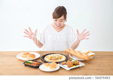 A woman to eat 56974465