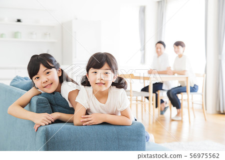 家庭父母和孩子家庭女孩 56975562