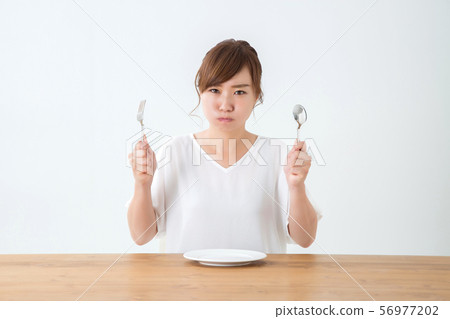 一個女人吃 一個女人吃 56977202