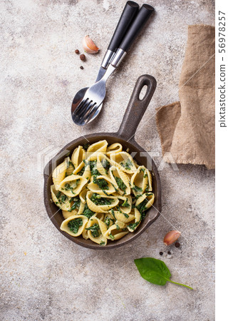 Conchiglioni pasta with spinach in creamy sauce Conchiglioni pasta with spinach in creamy sauce 56978257