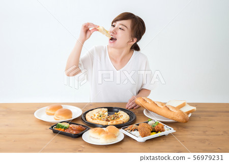 一個女人吃 56979231