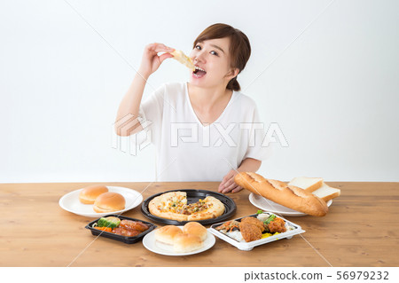 A woman to eat 56979232