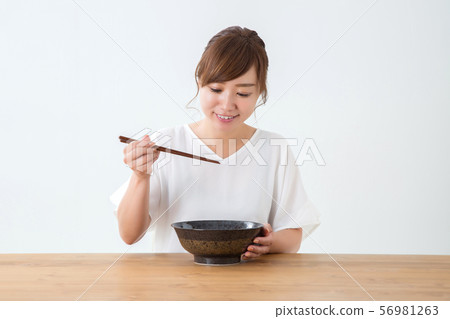 一個女人吃 56981263