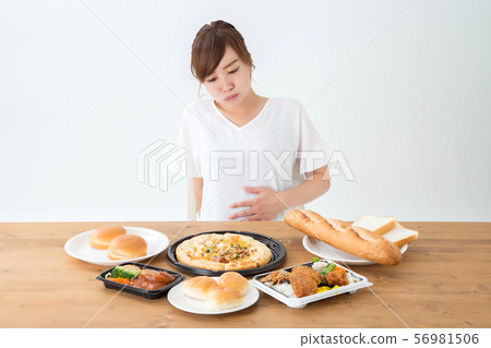 一個女人吃 一個女人吃 56981506