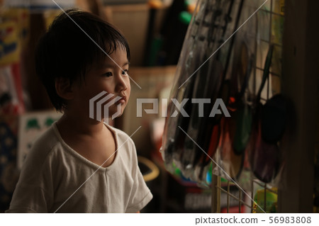 看產品的男孩在商店 56983808