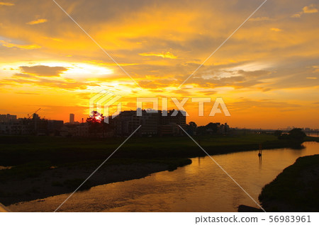 Sunrise from the Tamagawahara Bridge over Chofu City and Inagi City 56983961