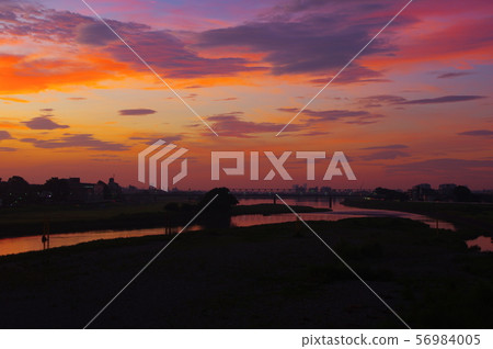 Sunrise from the Tamagawahara Bridge over Chofu City and Inagi City 56984005