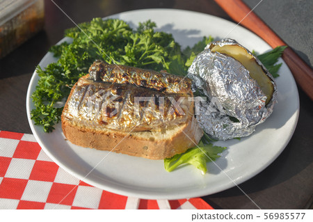 Herring grilled and baked in foil potatoes 56985577