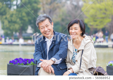 Healthy image Senior couple at Ueno Park large fountain 56988952