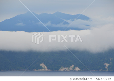 Cloud belt and Mt. Shari / Lake Mashu (Teshikaga-cho, Kawakami-gun, Hokkaido) 56990746