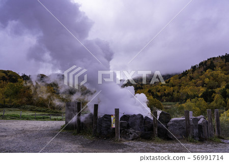 (Nagano Prefecture) Shiga Kogen, Hiratoko large fountain autumn 56991714