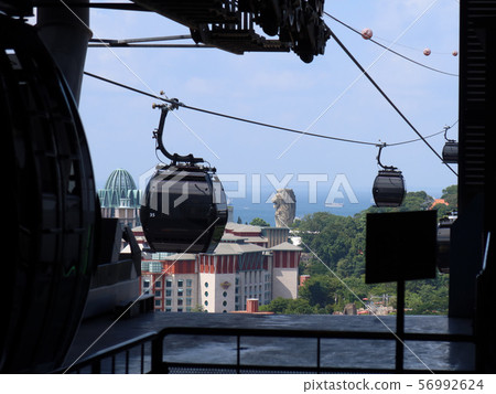 新加坡港口前面纜車和聖淘沙魚尾獅 56992624