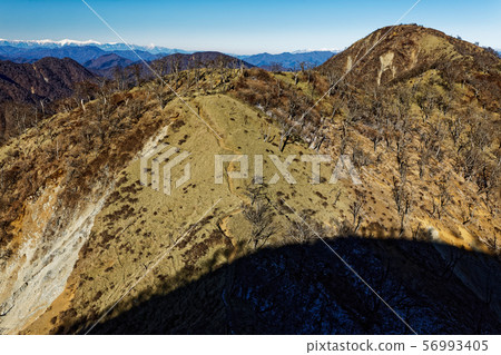 從Tanzawa主要道路縱向軌道和Shirine山和Yatsugatake的遠景觀測台 從Tanzawa主要道路縱向軌道和Shirine山和Yatsugatake的遠景觀測台 56993405