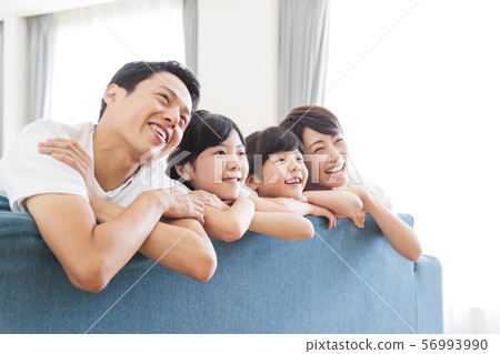 家庭父母和孩子家庭女孩 56993990