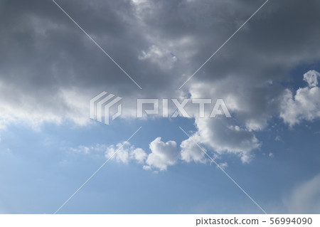 令人不安的天空中的雲彩 令人不安的天空中的雲彩 56994090