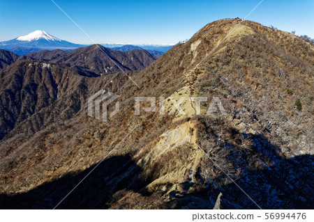 從Tanzawa和Onigaiwa周圍看到的Kasumigatake山和富士山 從Tanzawa和Onigaiwa周圍看到的Kasumigatake山和富士山 56994476