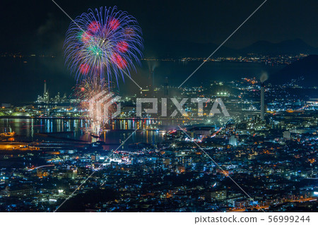 工廠夜景和煙花 工廠夜景和煙花 56999244