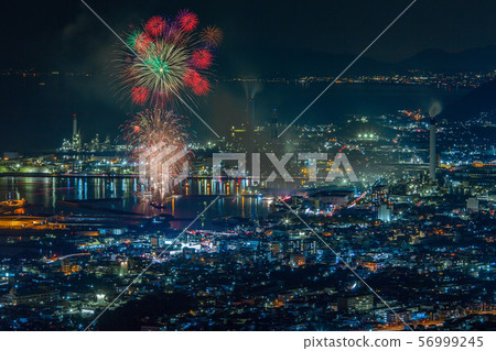 工廠夜景和煙花 56999245