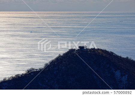 Tonodake和冬天從Tanzawa山脊看到的閃亮的海 Tonodake和冬天從Tanzawa山脊看到的閃亮的海 57000892