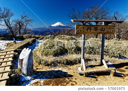 Mt. Fuji seen from the Tanzawa mountain peak Mt. Fuji seen from the Tanzawa mountain peak 57001973