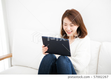 有片劑的一名微笑的婦女 57002267