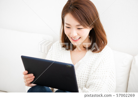 有片劑的一名微笑的婦女 57002269