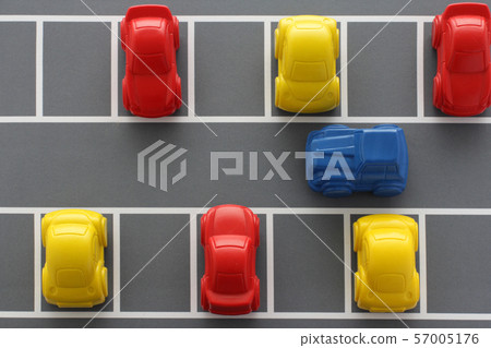 Diorama model of a parking lot that is crowded and has few parking spaces 57005176