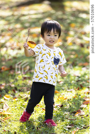 兒童和落葉 兒童和落葉 57010696
