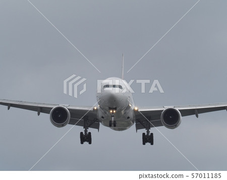 波音777登陸大阪國際機場 57011185