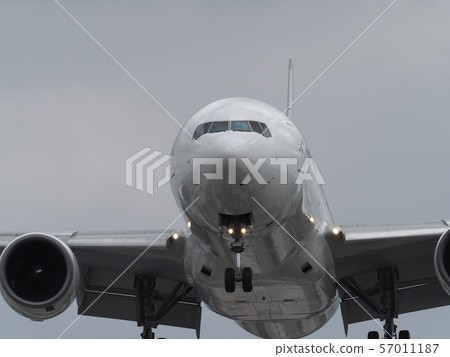 波音777登陸大阪國際機場 波音777登陸大阪國際機場 57011187