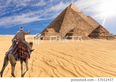 A bedouin of Giza desert in front of the Great 57012437