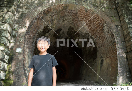 隧道和兒童 隧道和兒童 57015658