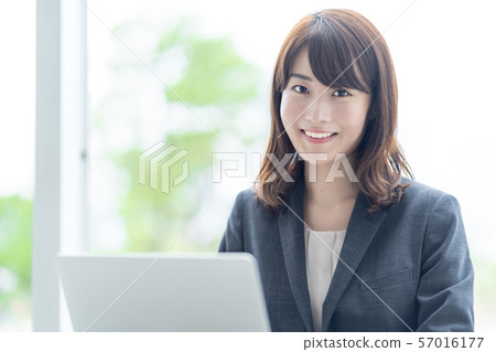 女商人書桌工作 女商人書桌工作 57016177